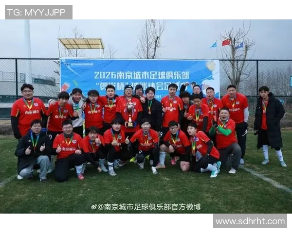 南京线下足球热潮兴起球迷聚集共享激情与友谊的绿茵场